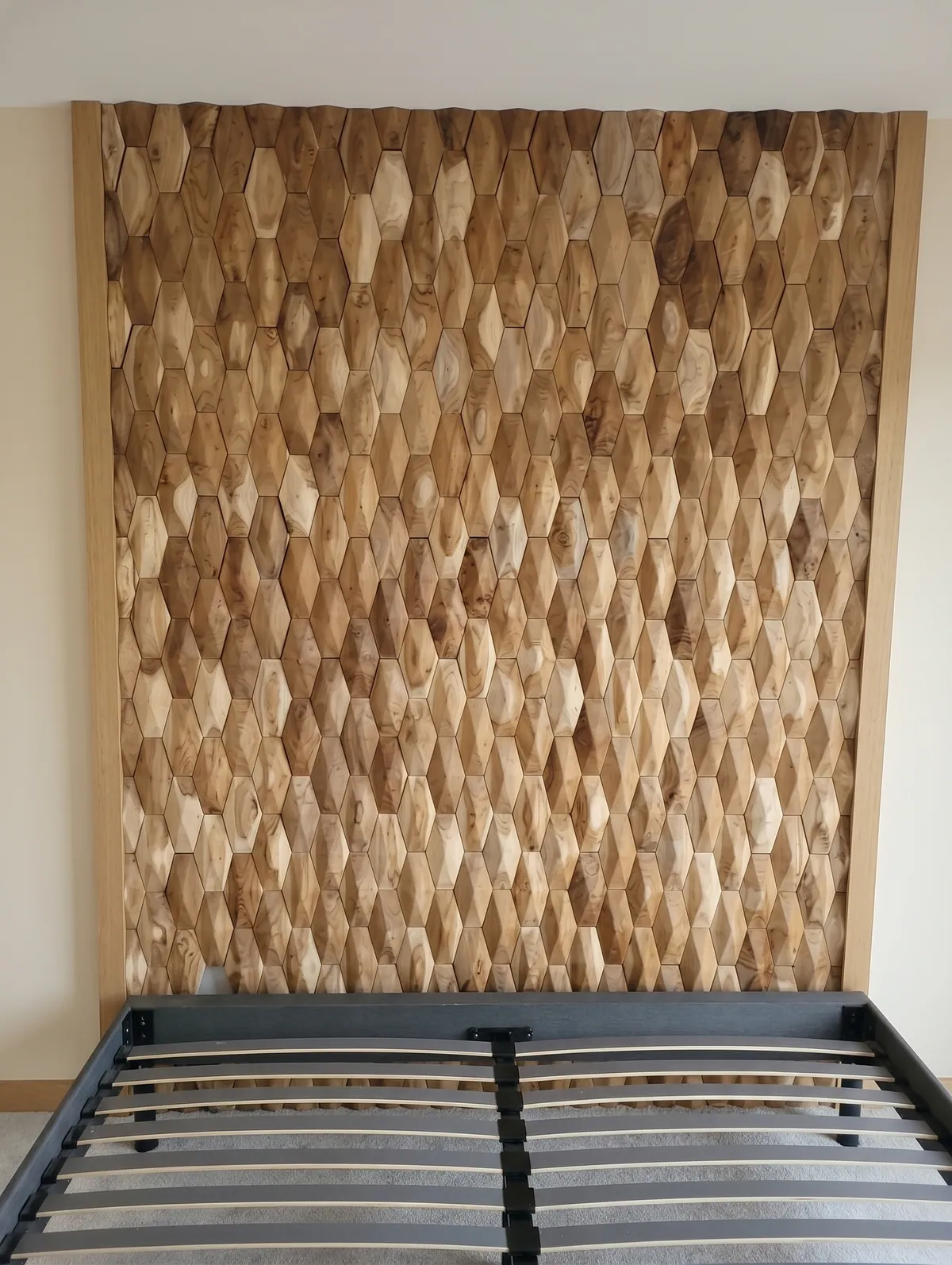 Tête de lit habillée d'écailles de bois