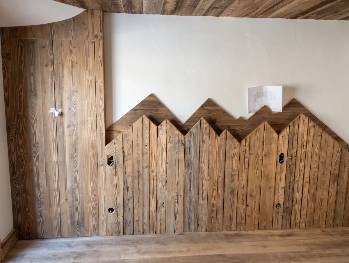 Habillage mural en vieux bois, découpé en silhouette de montagnes
