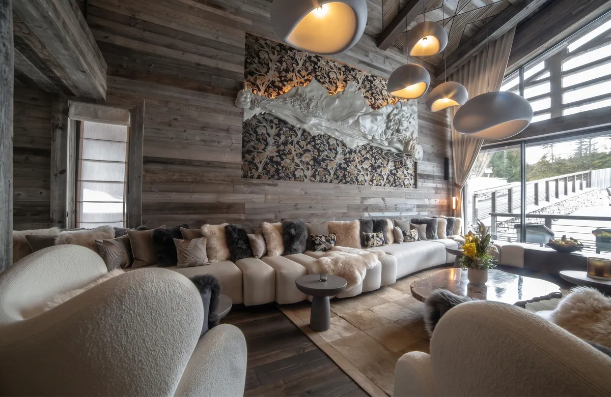 Salon de chalet habillé de vieux bois