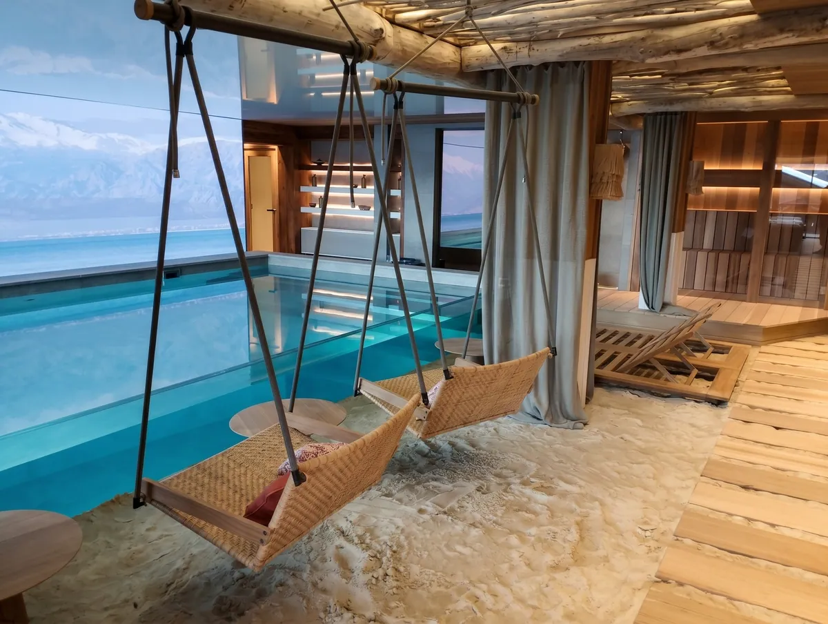 Balançoires au bord d'une piscine intérieure, plancher en bois