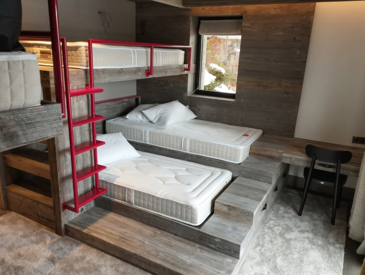 Lits superposés habillés de vieux bois, dans une chambre
