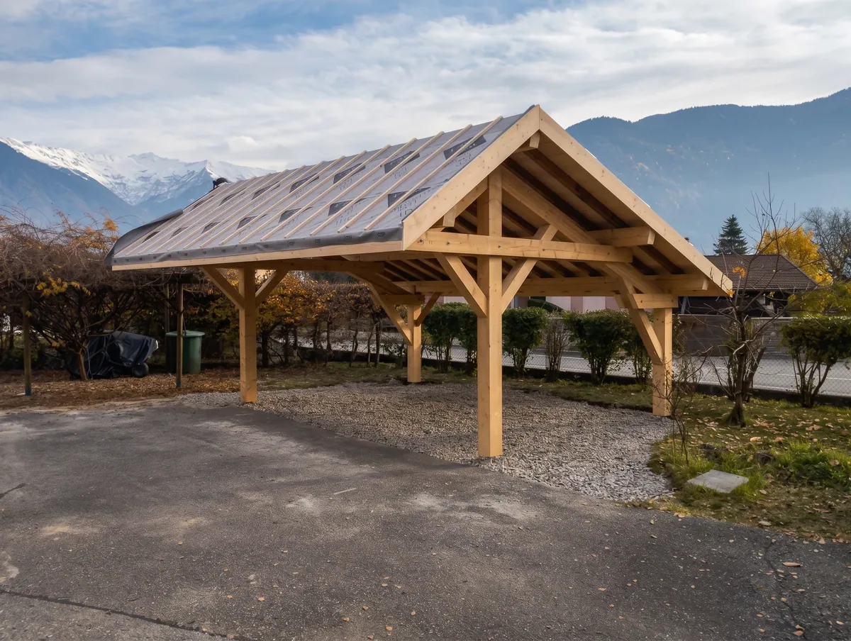 Carport en bois à deux pans, montagnes en arrière-plan