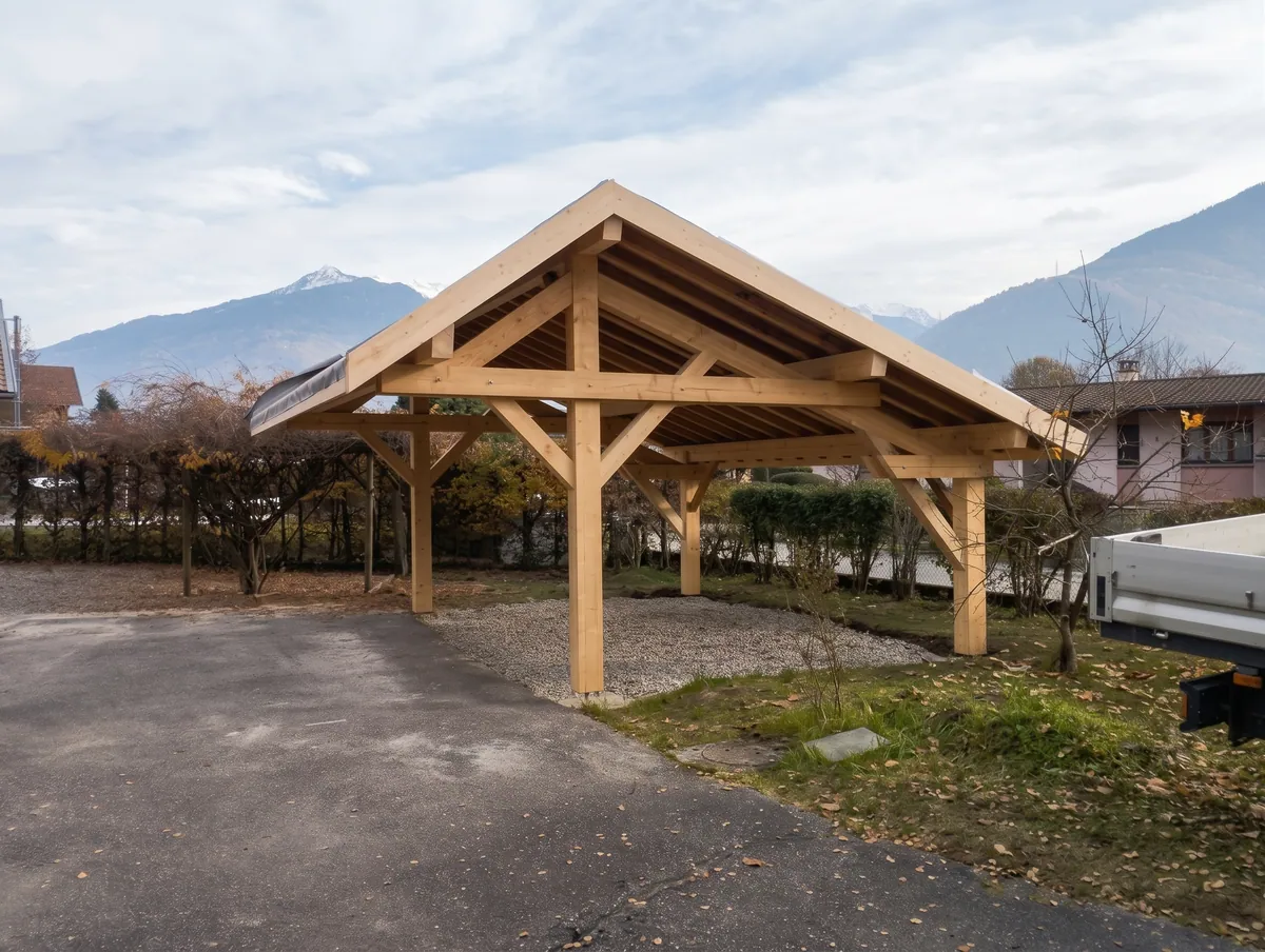 Carport en bois à deux pans, vue de trois quarts