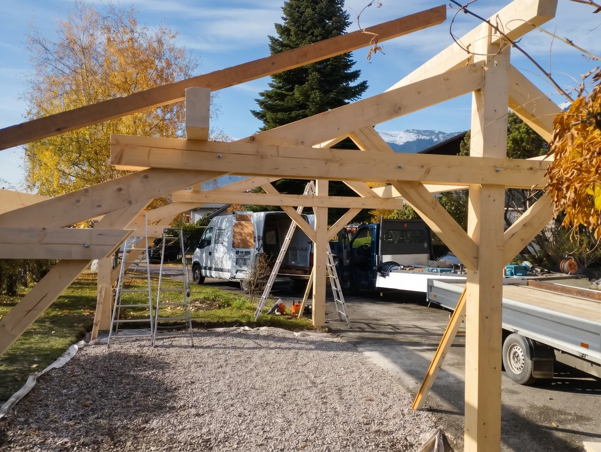 Charpente d'un carport en bois en cours de montage