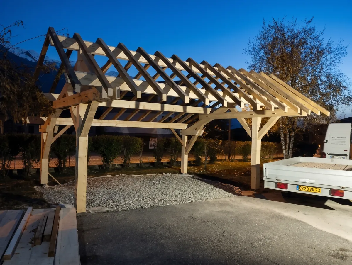 Carport en bois au crépuscule