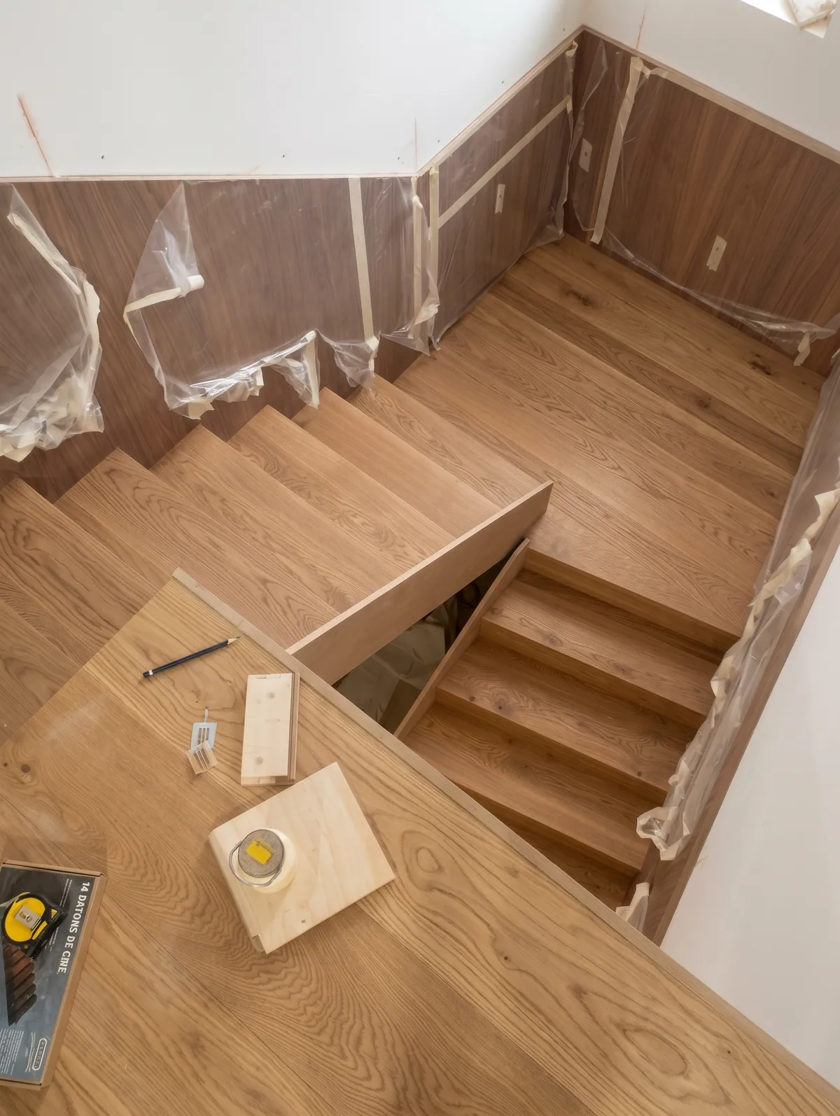Escalier à marches en bois en cours de pose