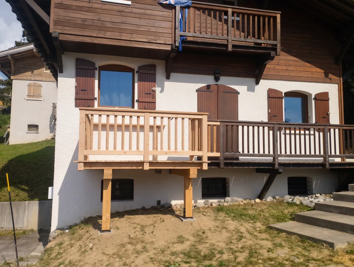 Balcon sur poteaux en bois, vue d'ensemble de la façade
