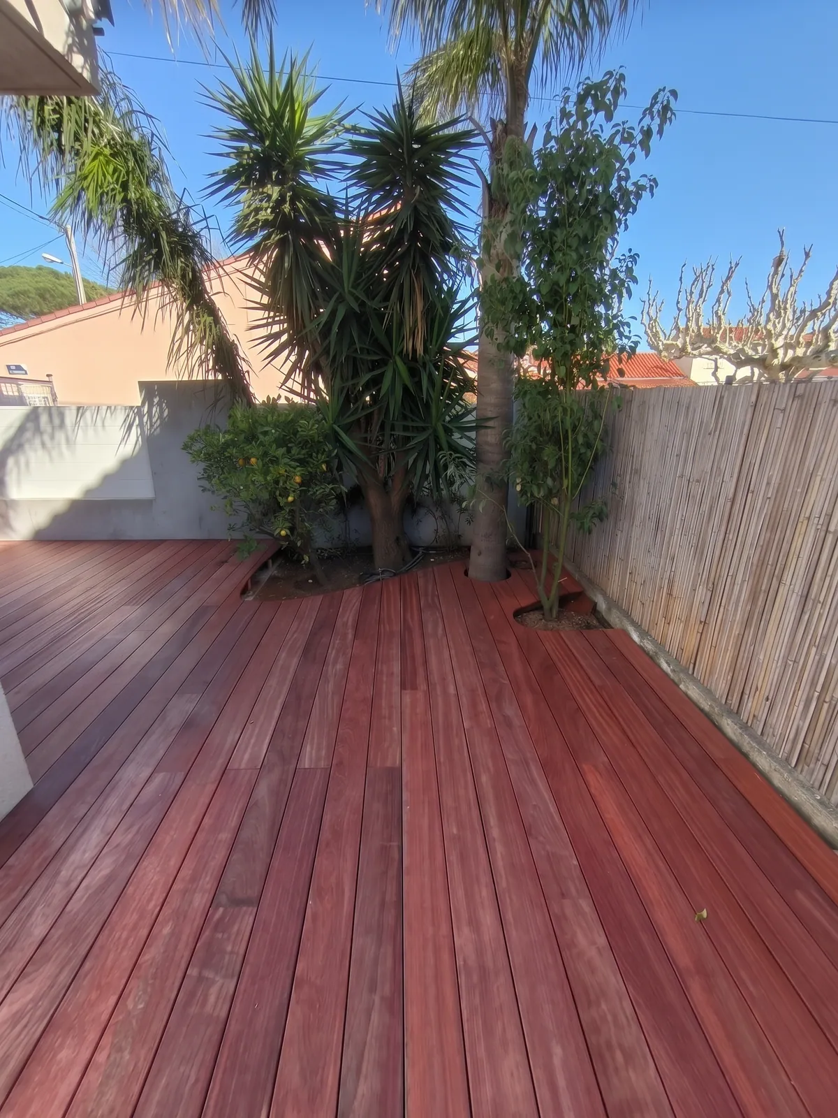 Terrasse en bois exotique, vue vers le jardin